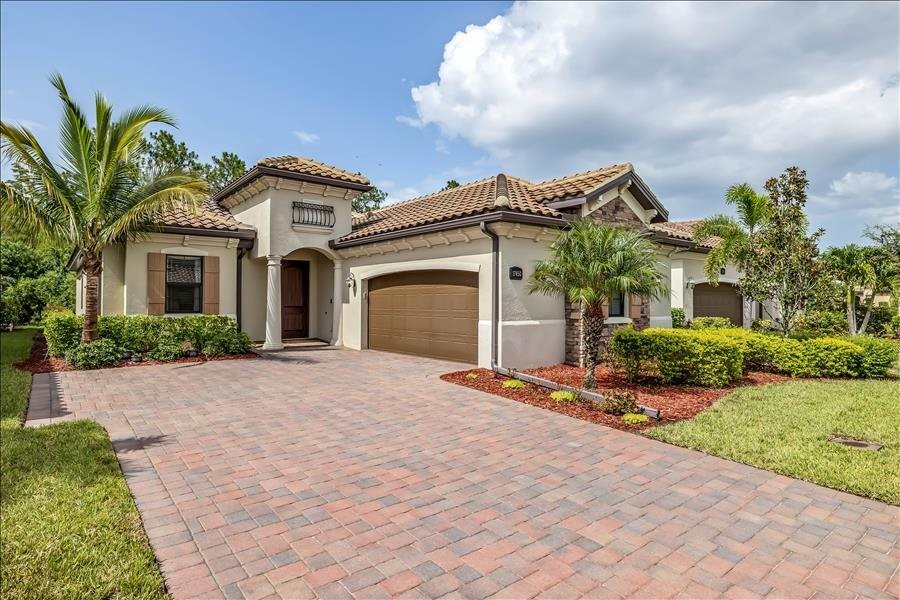 Single Family Home in Bonita National