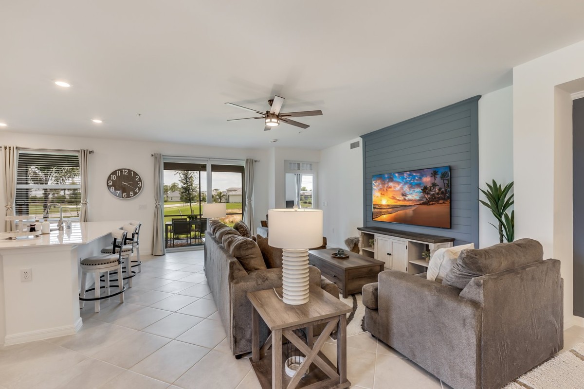 Comfortable Furnishings & Beautiful Decor