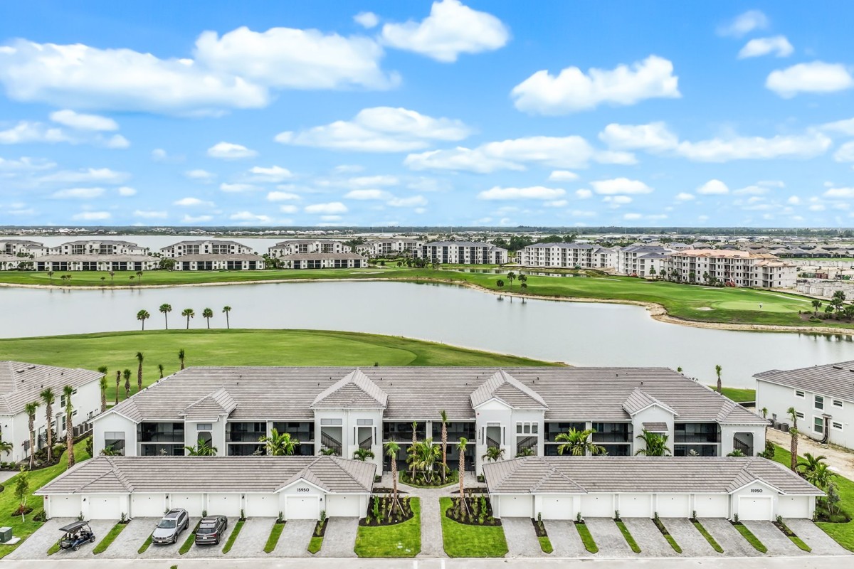 Babcock National 2nd Floor Veranda Condo w Garage