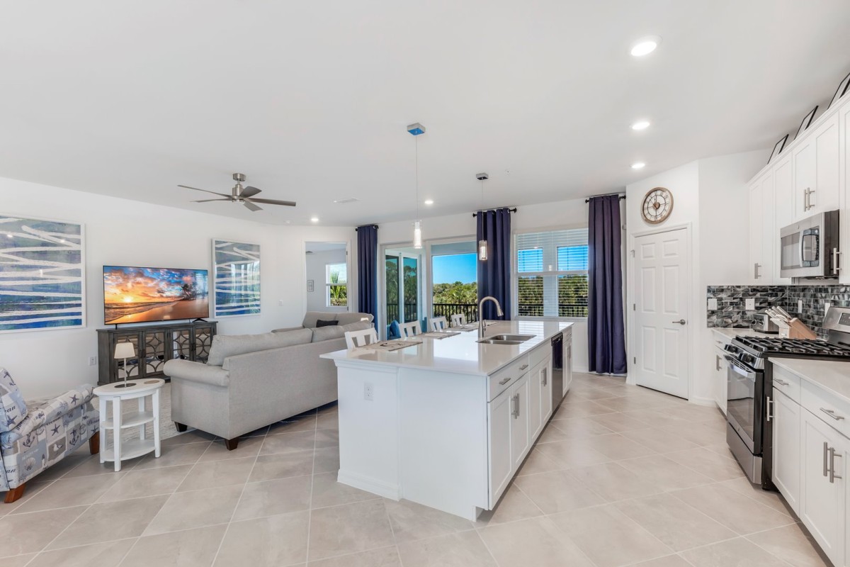 Large 2nd Floor Coach Home