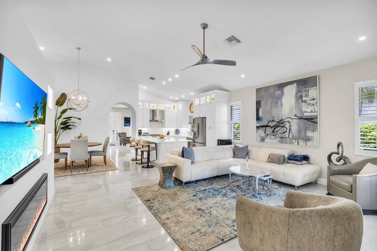 Welcome to Paradise in Naples Park