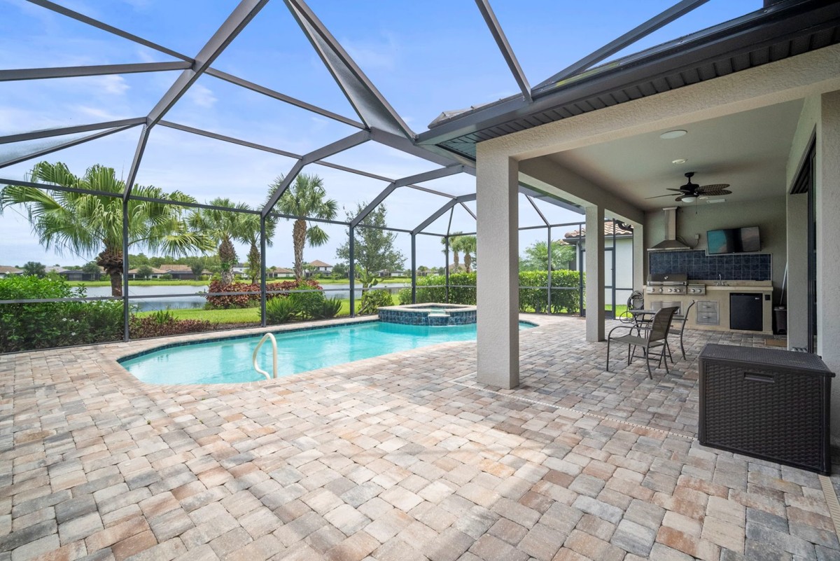 Pool & Spa, Outdoor Kitchen & TV on the lanai